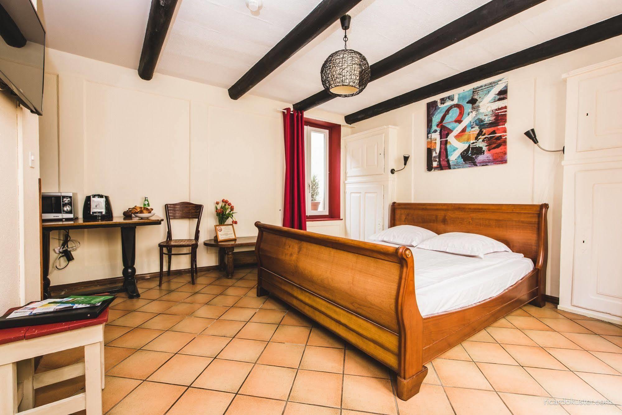 Aux Chambres Du Banneret Neuchâtel Extérieur photo