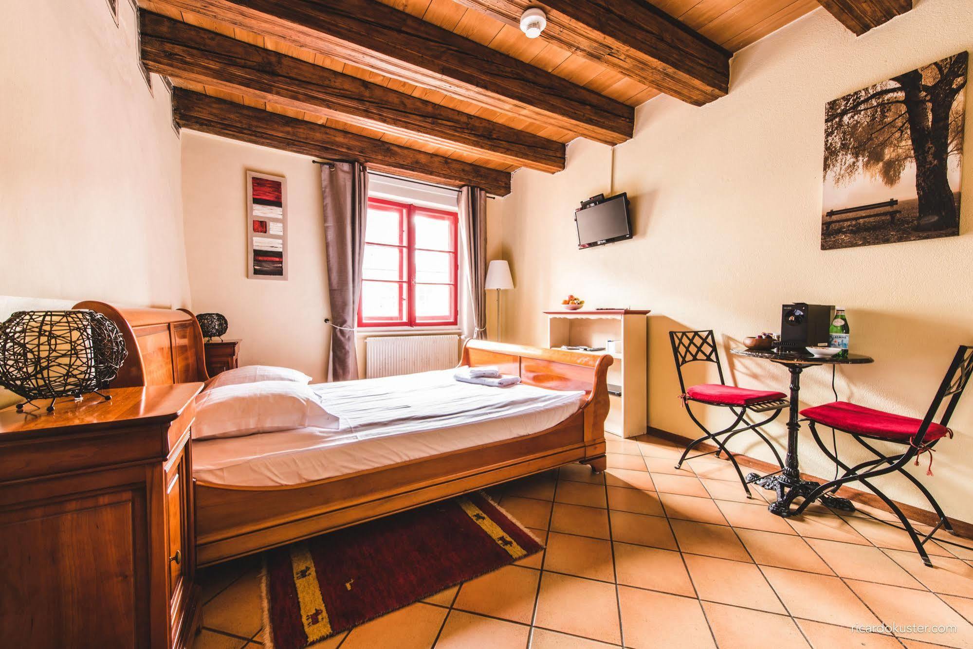 Aux Chambres Du Banneret Neuchâtel Extérieur photo