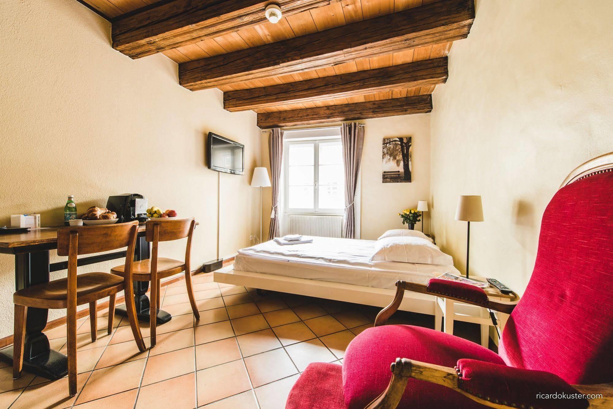 Aux Chambres Du Banneret Neuchâtel Extérieur photo