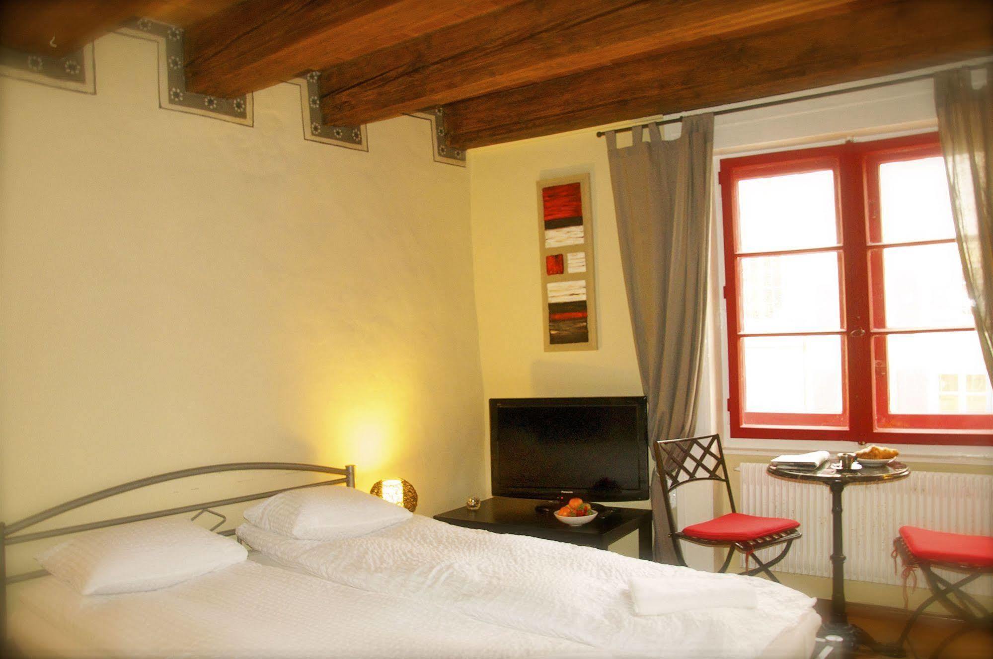 Aux Chambres Du Banneret Neuchâtel Extérieur photo